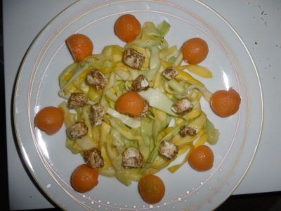 Courgettes en tagliatelles billes de melon et fromage de chèvre frais marinés d