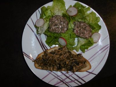 entrée caillette et tartine ardéchoise (girolles, chataignes...)Table d'hôtes