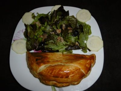 entrée table d'hotes : chausson ardéchois (chèvre, jambon de pays)