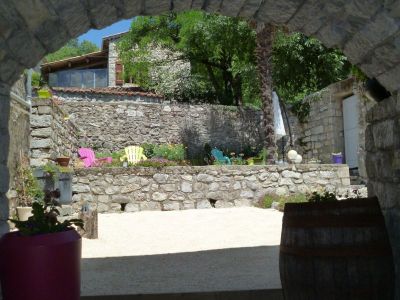 La cour au Sud Ardeche en chambre d hotes mas les dolmens