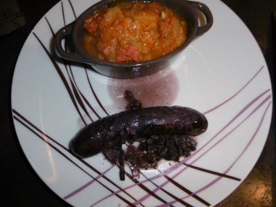 plat table d'hotes : saucisse de porc ardéchoise au vin avec lardons,chataignes...et gratin de légumes