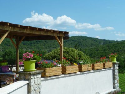 Vue sur la terrasse au mas les dolmens